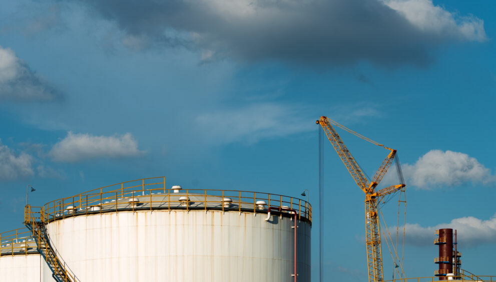 Oil price fluctuates ahead of Trump's Iran deal deadline